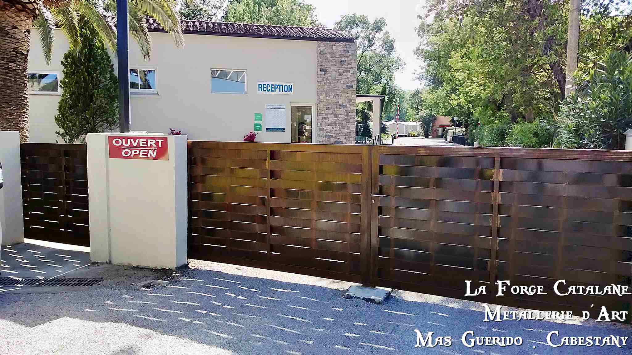 Portail tole effet lames tresses vannerie rouille   forge catalane 2.jpg